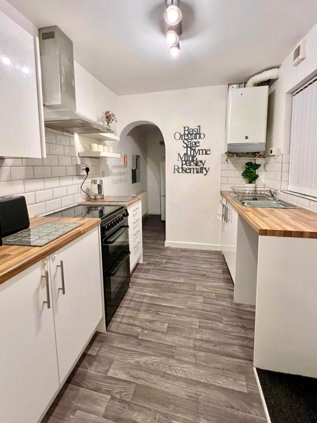 Spacious 3-Bedroom Family Home In Ince Exterior photo